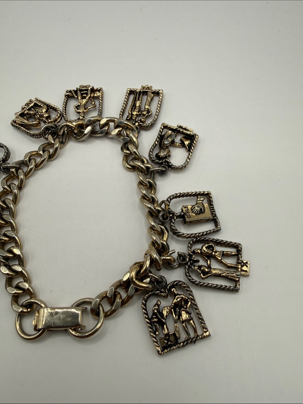 Vintage Coro Gold Tone Ten Commandments Charm Bangle Cuff Statement Bracelet - Picture 3 of 3